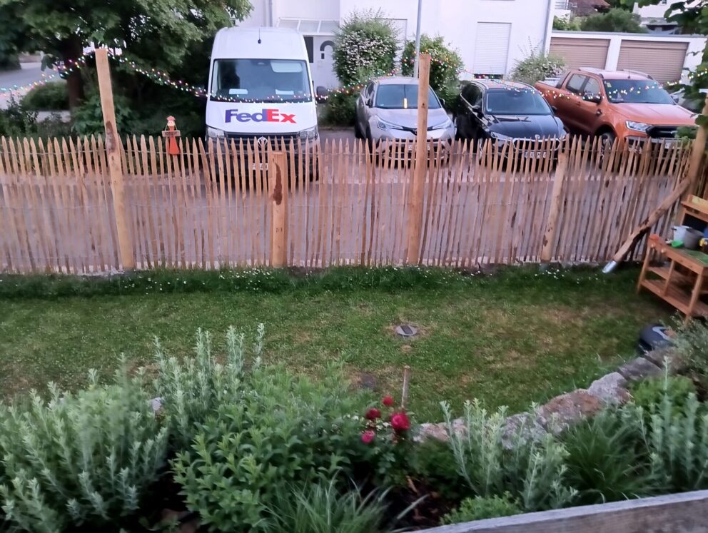Fr. Staketenzaun Kastanien 120 cm hoch, Abstand 2 cm, 2x 5m Rolle, Zaunhocker Aktion, Zaunpfahl 7-9 120 cm Länge für Bodenhülse, Bodenhülse / Einschlaghülse 8 cm, Zaunpfahl 7-9 200 cm Länge für Bodenhülse, Aufschraubhülse – Pfostenträger 8 cm, Zaunpfahl 7-9 200 cm Länge für Bodenhülse und Bodenhülse / Einschlaghülse 8 cm