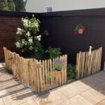 Zaunhocker Aktion, Fr. Staketenzaun Kastanien 80 cm hoch, Abstand 4 cm, 2x 5m Rolle, Zaunpfahl 7-9 80 cm Länge für Bodenhülse und Bodenhülse / Einschlaghülse 8 cm