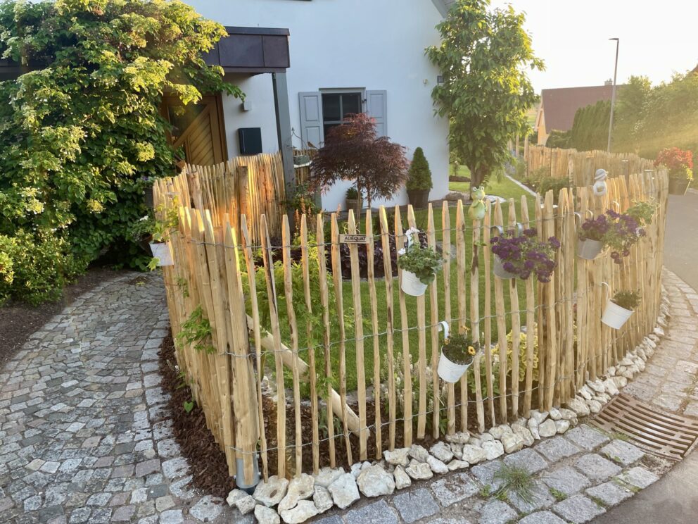 Fr. Staketenzaun Kastanien 120 cm hoch, Abstand 4 cm, 2x 5m Rolle, Bodenhülse / Einschlaghülse 10 cm, Pfost mit Hülse, Kastanien Pfost 120 cm lang, Ø 10-12 cm, Bodenhülse / Einschlaghülse 10 cm, Pfost mit Hülse, Kastanien Pfost 200 cm lang, Ø 10-12 cm, Hochwertiges Staketenzauntor mit Schloss Kastanie einzeln 120Bx120H (cm), Öffnungsrichtung rechts und Holzbalken Edelkastanie rustikal gesägt -16x16x250 cm