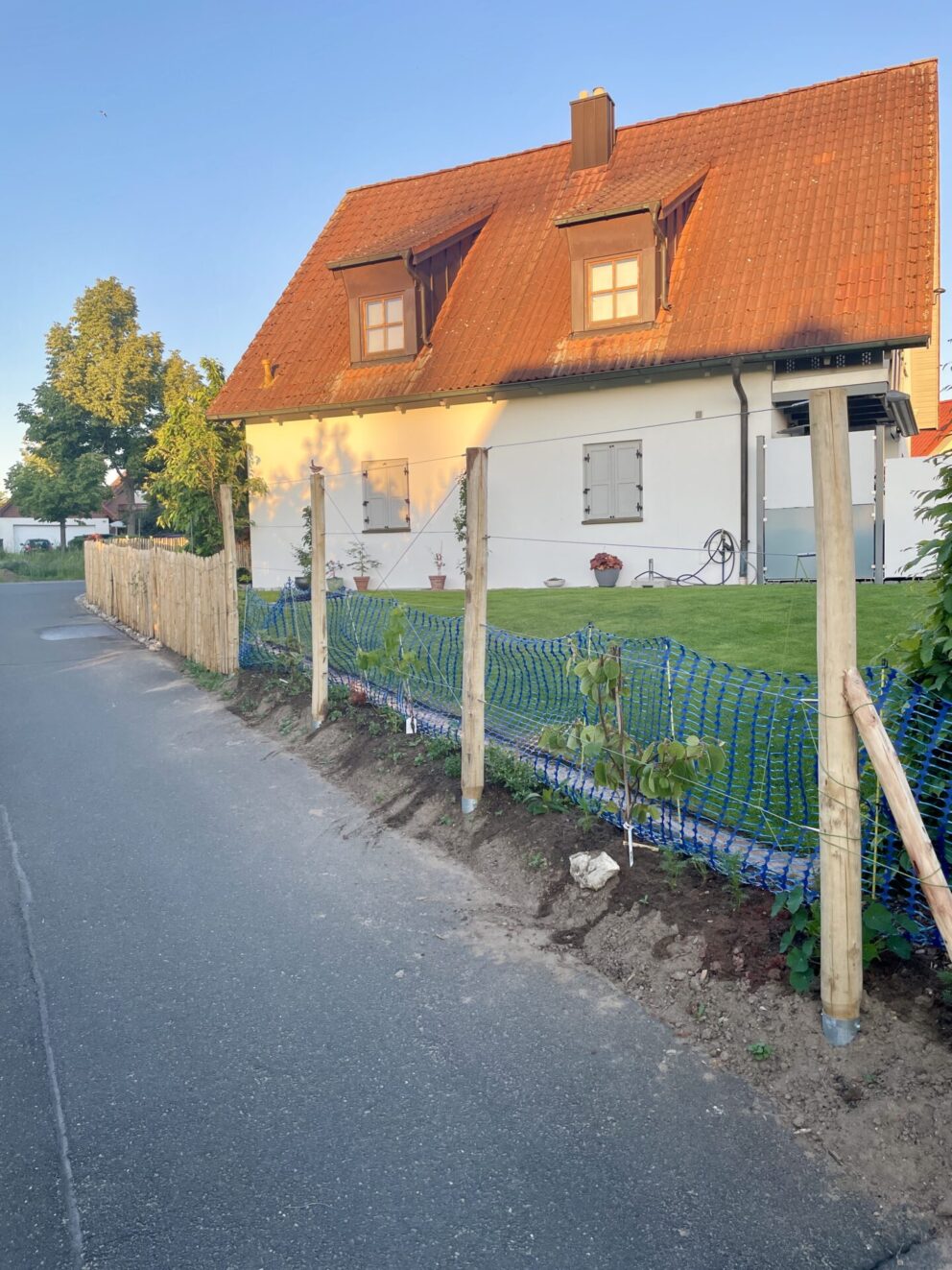 Fr. Staketenzaun Kastanien 120 cm hoch, Abstand 4 cm, 2x 5m Rolle, Bodenhülse / Einschlaghülse 10 cm, Pfost mit Hülse, Kastanien Pfost 120 cm lang, Ø 10-12 cm, Bodenhülse / Einschlaghülse 10 cm, Pfost mit Hülse, Kastanien Pfost 200 cm lang, Ø 10-12 cm, Hochwertiges Staketenzauntor mit Schloss Kastanie einzeln 120Bx120H (cm), Öffnungsrichtung rechts und Holzbalken Edelkastanie rustikal gesägt -16x16x250 cm