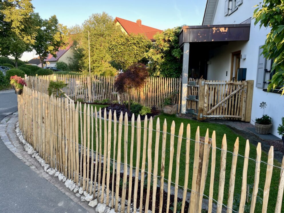 Fr. Staketenzaun Kastanien 120 cm hoch, Abstand 4 cm, 2x 5m Rolle, Bodenhülse / Einschlaghülse 10 cm, Pfost mit Hülse, Kastanien Pfost 120 cm lang, Ø 10-12 cm, Bodenhülse / Einschlaghülse 10 cm, Pfost mit Hülse, Kastanien Pfost 200 cm lang, Ø 10-12 cm, Hochwertiges Staketenzauntor mit Schloss Kastanie einzeln 120Bx120H (cm), Öffnungsrichtung rechts und Holzbalken Edelkastanie rustikal gesägt -16x16x250 cm