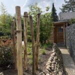 Robinien Pfost 200 cm lang, Ø 6-8 cm geschält mit Spitze, Robinien Pfost 250 cm lang, Ø 8-10 cm geschält mit Spitze und Robinien Pfost 200 cm lang, Ø 8-10 cm geschält mit Spitze, Außendusche