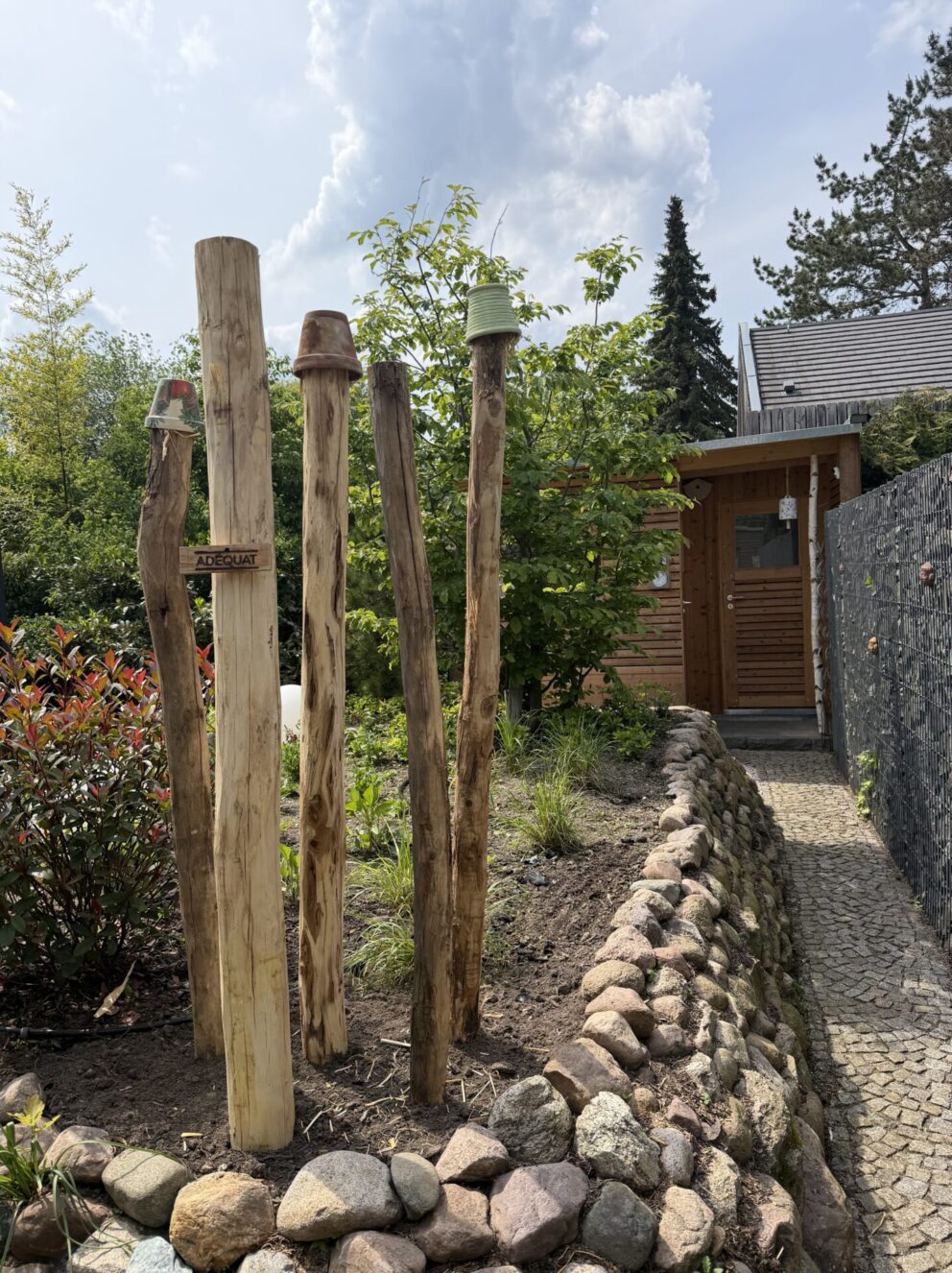 Robinien Pfost 200 cm lang, Ø 6-8 cm geschält mit Spitze, Robinien Pfost 250 cm lang, Ø 8-10 cm geschält mit Spitze und Robinien Pfost 200 cm lang, Ø 8-10 cm geschält mit Spitze, Außendusche