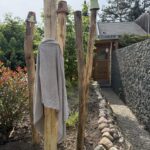 Robinien Pfost 200 cm lang, Ø 6-8 cm geschält mit Spitze, Robinien Pfost 250 cm lang, Ø 8-10 cm geschält mit Spitze und Robinien Pfost 200 cm lang, Ø 8-10 cm geschält mit Spitze, Außendusche