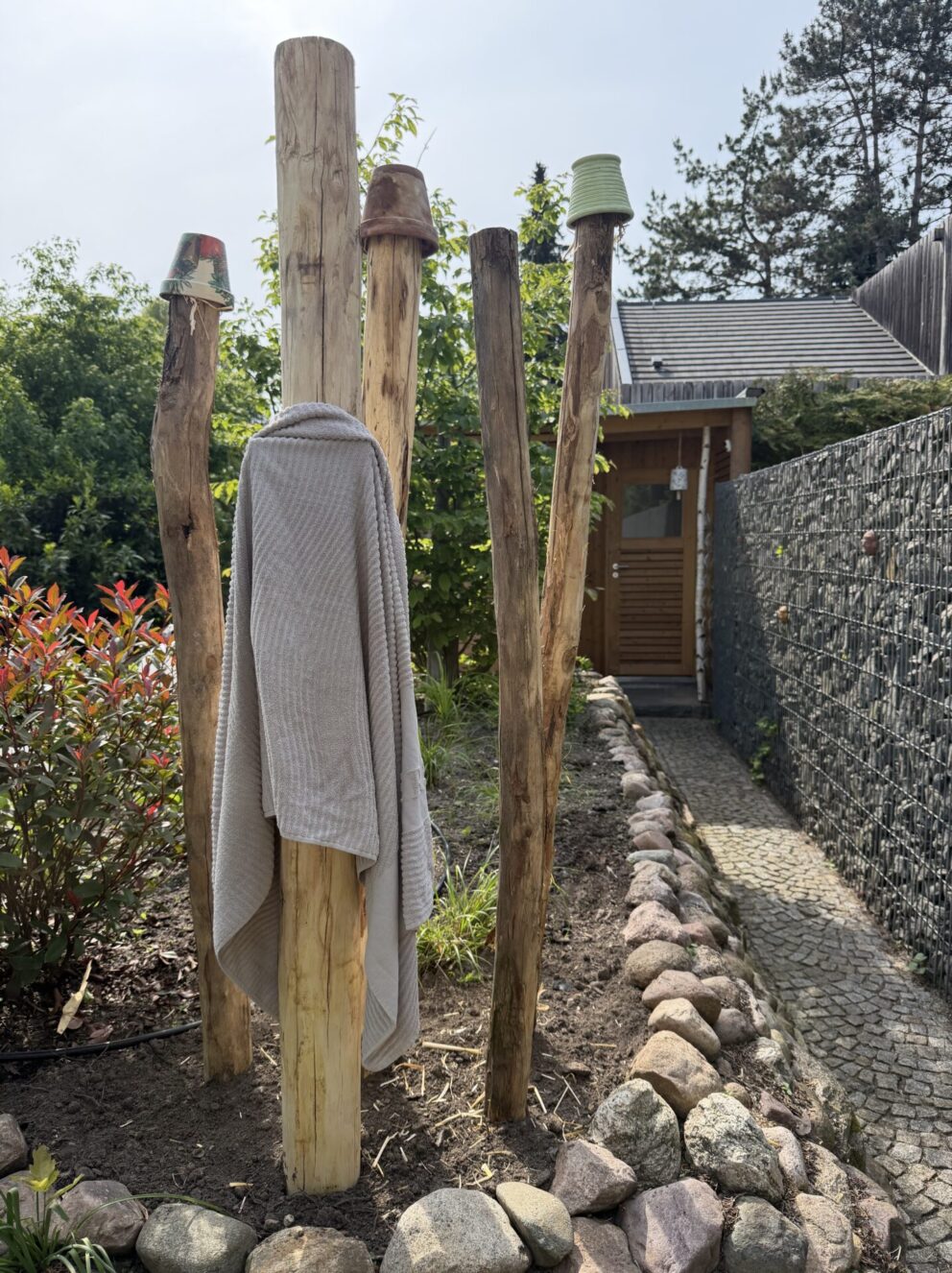 Robinien Pfost 200 cm lang, Ø 6-8 cm geschält mit Spitze, Robinien Pfost 250 cm lang, Ø 8-10 cm geschält mit Spitze und Robinien Pfost 200 cm lang, Ø 8-10 cm geschält mit Spitze, Außendusche