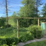 Zaunpfahl 7-9 200 cm Länge für Bodenhülse, Zaunpfahl 7-9 200 cm Länge für Bodenhülse, Bodenhülse / Einschlaghülse 8 cm, Kastanien Pfost 300 cm lang, Ø 7-9 cm Halbrund und Staketenzauntor Kastanie einzeln 100Bx175H (cm), Öffnungsrichtung: Rechts