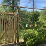 Zaunpfahl 7-9 200 cm Länge für Bodenhülse, Zaunpfahl 7-9 200 cm Länge für Bodenhülse, Bodenhülse / Einschlaghülse 8 cm, Kastanien Pfost 300 cm lang, Ø 7-9 cm Halbrund und Staketenzauntor Kastanie einzeln 100Bx175H (cm), Öffnungsrichtung: Rechts