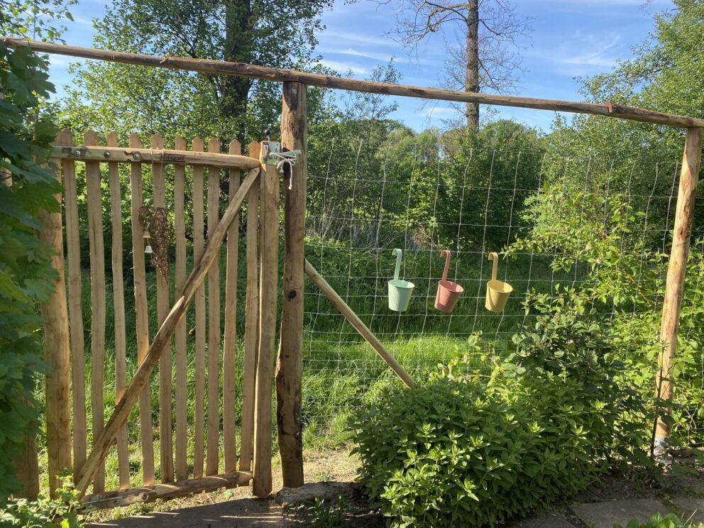 Zaunpfahl 7-9 200 cm Länge für Bodenhülse, Zaunpfahl 7-9 200 cm Länge für Bodenhülse, Bodenhülse / Einschlaghülse 8 cm, Kastanien Pfost 300 cm lang, Ø 7-9 cm Halbrund und Staketenzauntor Kastanie einzeln 100Bx175H (cm), Öffnungsrichtung: Rechts