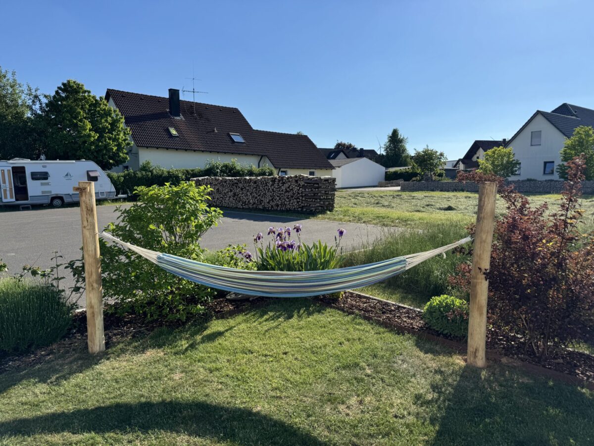 Robinien Pfost 250 cm lang, Ø 12-14 cm geschält mit Spitze, Hängematte