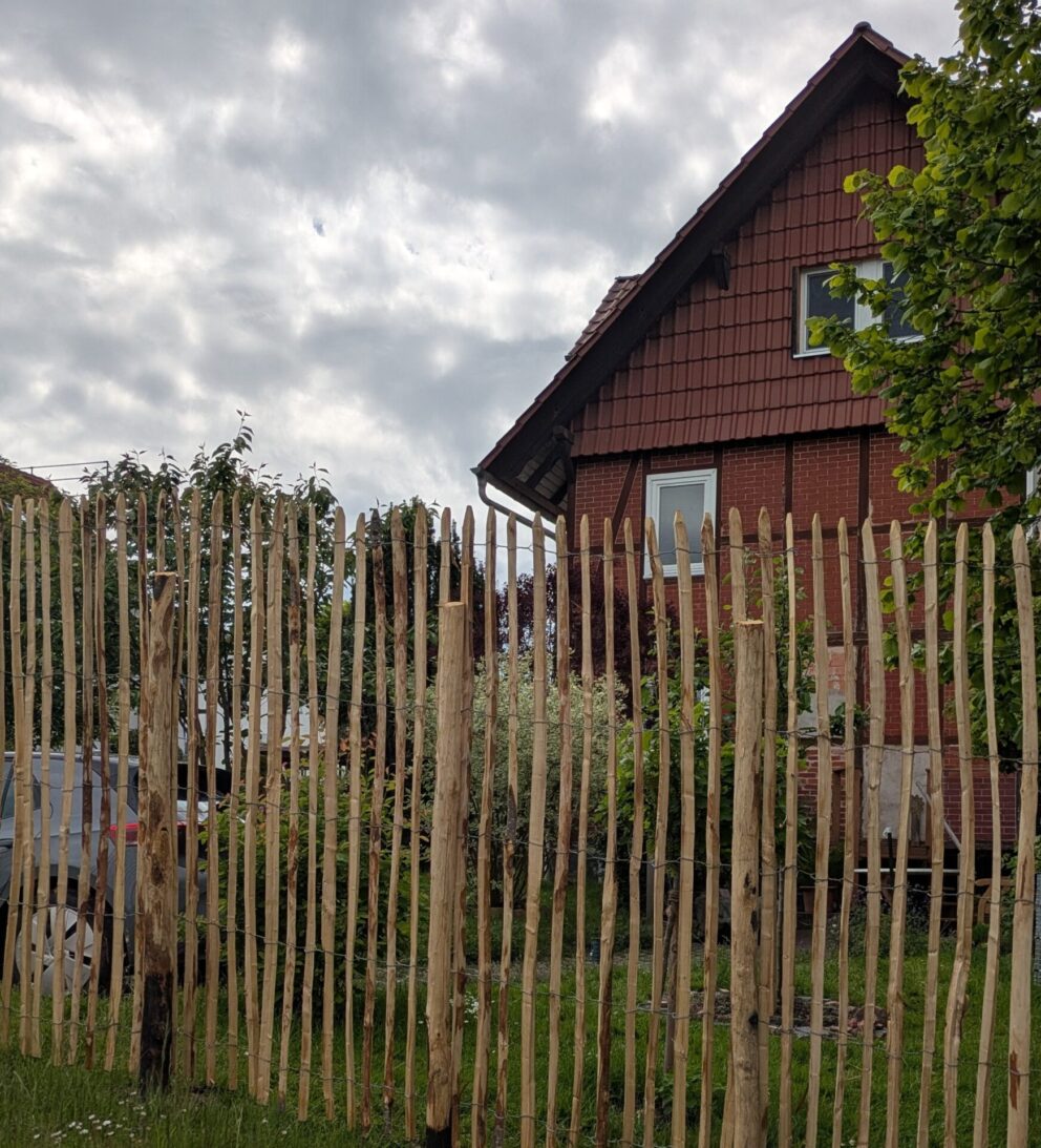 Fr. Staketenzaun Kastanien 200 cm hoch, Abstand 4 cm, 2x 5m Rolle, Kastanien Pfost 300 cm lang, Ø 7-9 cm - mit Spitze und Kastanien Pfost 300 cm lang, Ø 10-12 cm - mit Spitze