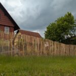 Fr. Staketenzaun Kastanien 200 cm hoch, Abstand 4 cm, 2x 5m Rolle, Kastanien Pfost 300 cm lang, Ø 7-9 cm - mit Spitze und Kastanien Pfost 300 cm lang, Ø 10-12 cm - mit Spitze