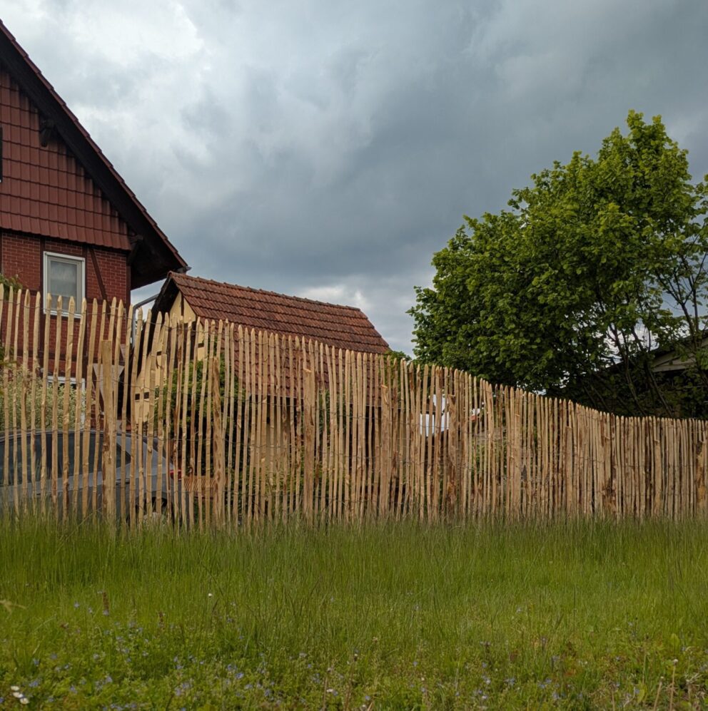 Fr. Staketenzaun Kastanien 200 cm hoch, Abstand 4 cm, 2x 5m Rolle, Kastanien Pfost 300 cm lang, Ø 7-9 cm - mit Spitze und Kastanien Pfost 300 cm lang, Ø 10-12 cm - mit Spitze