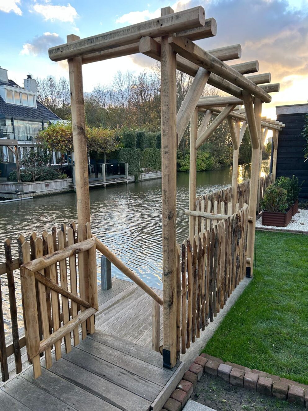 Kastanienholz Lattenzaun Pergola