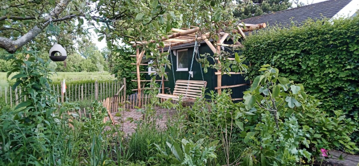 Holz-Pergola mit Hängebank - Schaukelbank