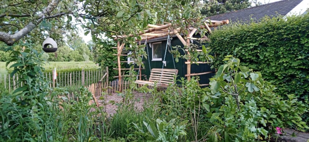 Holz-Pergola mit Hängebank - Schaukelbank