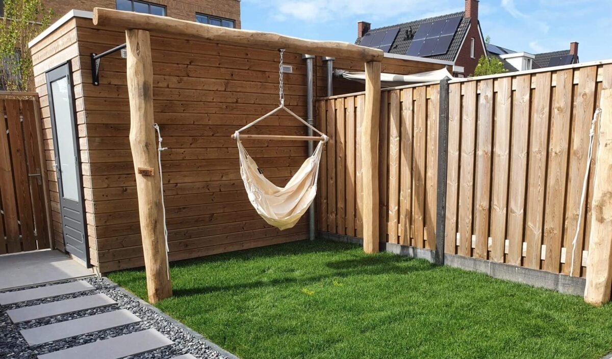 Pergola mit Hängesessel, gebaut mit Robinienpfosten 600 cm Länge (16-18 cm Ø) und Robinienpfosten 400 cm Länge (10-12 cm Ø)