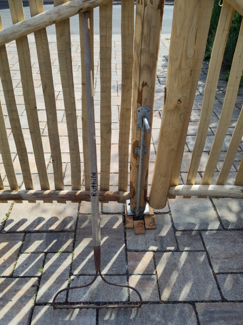 Staketenzauntor Kastanie doppelt 150Bx120H (cm) (links) und Staketenzauntor Kastanie doppelt 250Bx120H (cm) (rechts)
