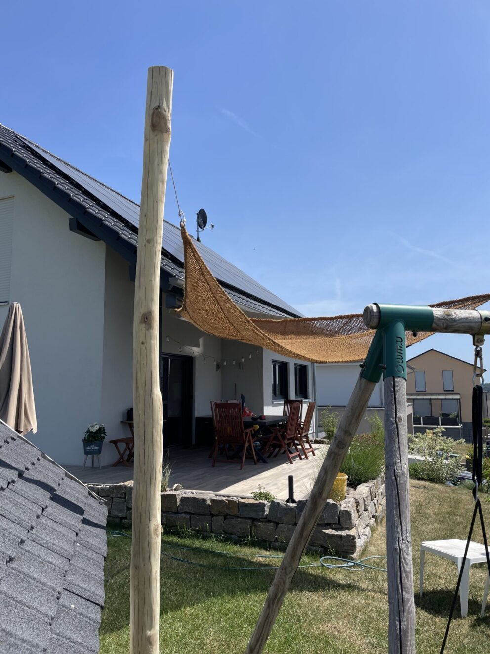 Robinien Pfost 400 cm lang, Ø 10-12 cm geschält ohne Spitze für Sonnensegel