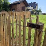 Staketenzaun Kastanie 100 cm hoch, Abstand 4 cm, Staketenzauntor Kastanie einzeln 100 cm hoch und 100 cm breit, Kastanien Pfosten 7-9 und 10-12 cm for Hühnerhaus und Schafe