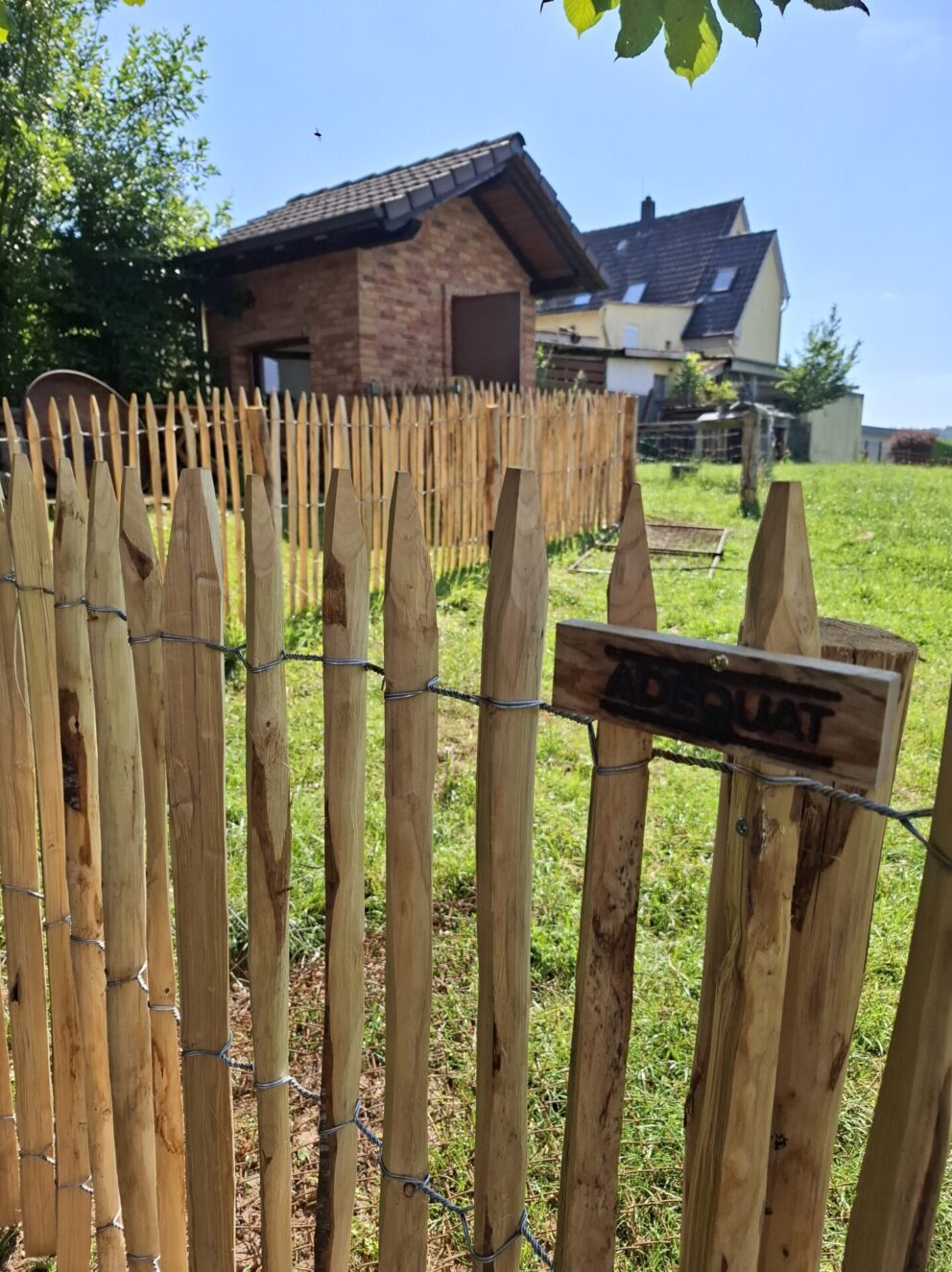 Staketenzaun Kastanie 100 cm hoch, Abstand 4 cm, Staketenzauntor Kastanie einzeln 100 cm hoch und 100 cm breit, Kastanien Pfosten 7-9 und 10-12 cm for Hühnerhaus und Schafe