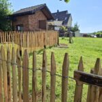 Staketenzaun Kastanie 100 cm hoch, Abstand 4 cm, Staketenzauntor Kastanie einzeln 100 cm hoch und 100 cm breit, Kastanien Pfosten 7-9 und 10-12 cm