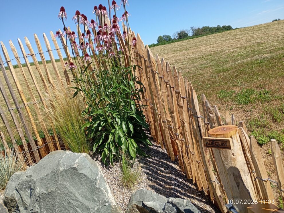 Ein wunderschöner Gartenzaun, der perfekt zum Stil des Gartens passt
