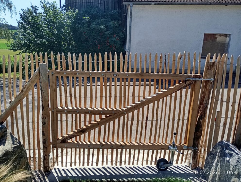Kastanien Pfost 200 cm lang, Ø 10-12 cm - mit Spitze, Kastanien Pfost 175 cm lang, Ø 10-12 cm - mit Spitze, Fr. Staketenzaun Kastanien 120 cm hoch, Abstand 4 cm, 2x 5m Rolle, Fr. Staketenzaun Kastanien 200 cm hoch, Abstand 4 cm, 2x 5m Rolle, Holzbalken Edelkastanie rustikal gesägt - 8x8x250 cm, Holzbalken Edelkastanie rustikal gesägt - 8x8x300 cm, Fr. Staketenzaun Kastanien 120 cm hoch, Abstand 4 cm, 2x 5m Rolle, Kastanien Pfost 200 cm lang, Ø 7-9 cm - mit Spitze und Kastanien Pfost 200 cm lang, Ø 10-12 cm - mit Spitze