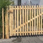 Staketenzaun Robinie 100 cm hoch, Lattenabstand 8 cm, Robinien Pfost 160 cm lang, Ø 8-10 cm geschält mit Spitze, Staketenzauntor Kastanie einzeln 150Bx100H (cm), Öffnungsrichtung: Links, Robinien Pfost 160 cm lang, Ø 10-12 cm geschält mit Spitze und Robinien Pfost 160 cm lang, Ø 12-14 cm geschält mit Spitze