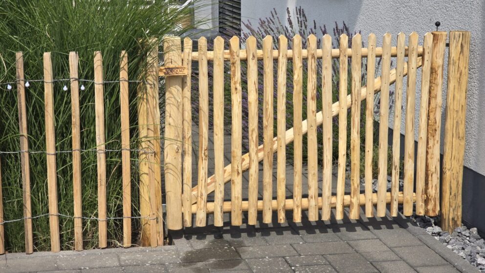 Staketenzaun Robinie 100 cm hoch, Lattenabstand 8 cm, Robinien Pfost 160 cm lang, Ø 8-10 cm geschält mit Spitze, Staketenzauntor Kastanie einzeln 150Bx100H (cm), Öffnungsrichtung: Links, Robinien Pfost 160 cm lang, Ø 10-12 cm geschält mit Spitze und Robinien Pfost 160 cm lang, Ø 12-14 cm geschält mit Spitze