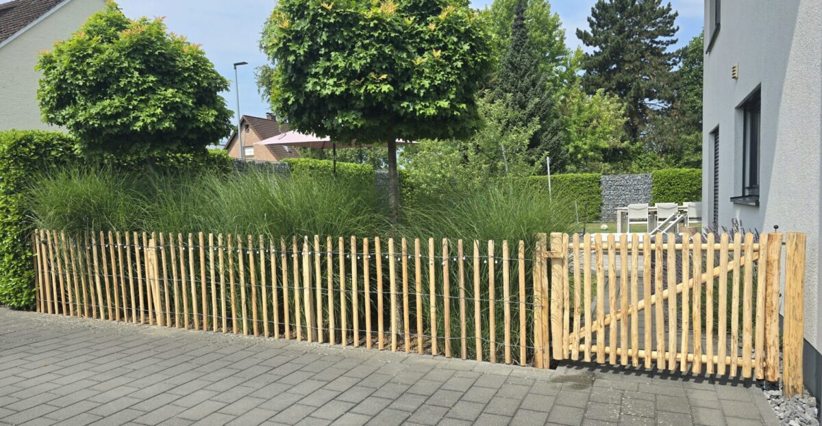 Staketenzaun Robinie 100 cm hoch, Lattenabstand 8 cm, Robinien Pfost 160 cm lang, Ø 8-10 cm geschält mit Spitze, Staketenzauntor Kastanie einzeln 150Bx100H (cm), Öffnungsrichtung: Links, Robinien Pfost 160 cm lang, Ø 10-12 cm geschält mit Spitze und Robinien Pfost 160 cm lang, Ø 12-14 cm geschält mit Spitze