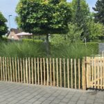 Staketenzaun Robinie 100 cm hoch, Lattenabstand 8 cm, Robinien Pfost 160 cm lang, Ø 8-10 cm geschält mit Spitze, Staketenzauntor Kastanie einzeln 150Bx100H (cm), Öffnungsrichtung: Links, Robinien Pfost 160 cm lang, Ø 10-12 cm geschält mit Spitze und Robinien Pfost 160 cm lang, Ø 12-14 cm geschält mit Spitze