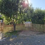 Staketenzaun Robinie 120 cm hoch, Lattenabstand 4 cm, Robinien Pfost 200 cm lang, Ø 8-10 cm, geschält mit Spitze, Robinien Pfost 200 cm lang, Ø 10-12 cm geschält mit Spitze und Staketenzauntor nur Rahmen Kastanie einzeln 100Bx120H (cm), Öffnungsrichtung: Rechts