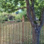 Staketenzaun Robinie 120 cm hoch, Lattenabstand 4 cm, Robinien Pfost 200 cm lang, Ø 8-10 cm, geschält mit Spitze, Robinien Pfost 200 cm lang, Ø 10-12 cm geschält mit Spitze und Staketenzauntor nur Rahmen Kastanie einzeln 100Bx120H (cm), Öffnungsrichtung: Rechts