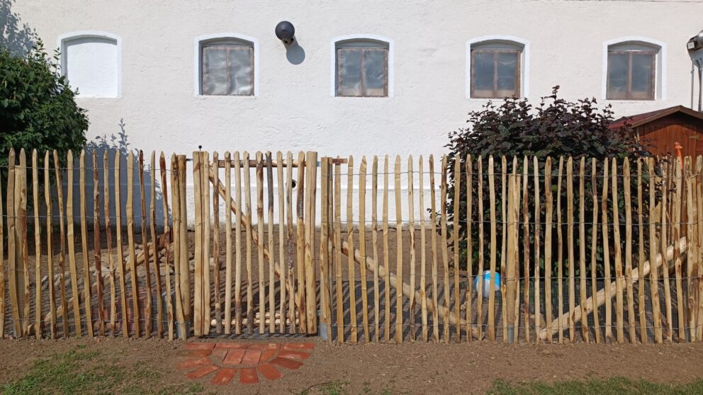 Fr. Staketenzaun Kastanien 150 cm hoch, Abstand 6 cm, 2x 5m Rolle, Bodenhülse / Einschlaghülse 10 cm, Zaunpfahl Kastanie 10-12 150 cm (teilgefräst) für Bodenhülse, Bodenhülse / Einschlaghülse 8 cm, Zaunpfahl 7-9 150 cm Länge für Bodenhülse, Staketenzauntor Kastanie einzeln 100Bx150H (cm) und zaunhocker