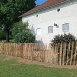 Fr. Staketenzaun Kastanien 150 cm hoch, Abstand 6 cm, 2x 5m Rolle, Bodenhülse / Einschlaghülse 10 cm, Zaunpfahl Kastanie 10-12 150 cm (teilgefräst) für Bodenhülse, Bodenhülse / Einschlaghülse 8 cm, Zaunpfahl 7-9 150 cm Länge für Bodenhülse, Staketenzauntor Kastanie einzeln 100Bx150H (cm) und zaunhocker