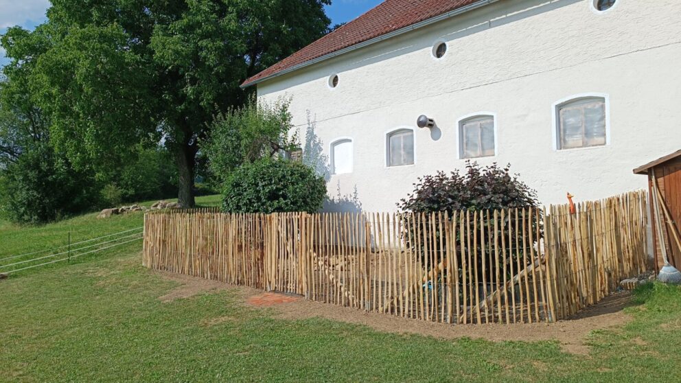 Fr. Staketenzaun Kastanien 150 cm hoch, Abstand 6 cm, 2x 5m Rolle, Bodenhülse / Einschlaghülse 10 cm, Zaunpfahl Kastanie 10-12 150 cm (teilgefräst) für Bodenhülse, Bodenhülse / Einschlaghülse 8 cm, Zaunpfahl 7-9 150 cm Länge für Bodenhülse, Staketenzauntor Kastanie einzeln 100Bx150H (cm) und zaunhocker