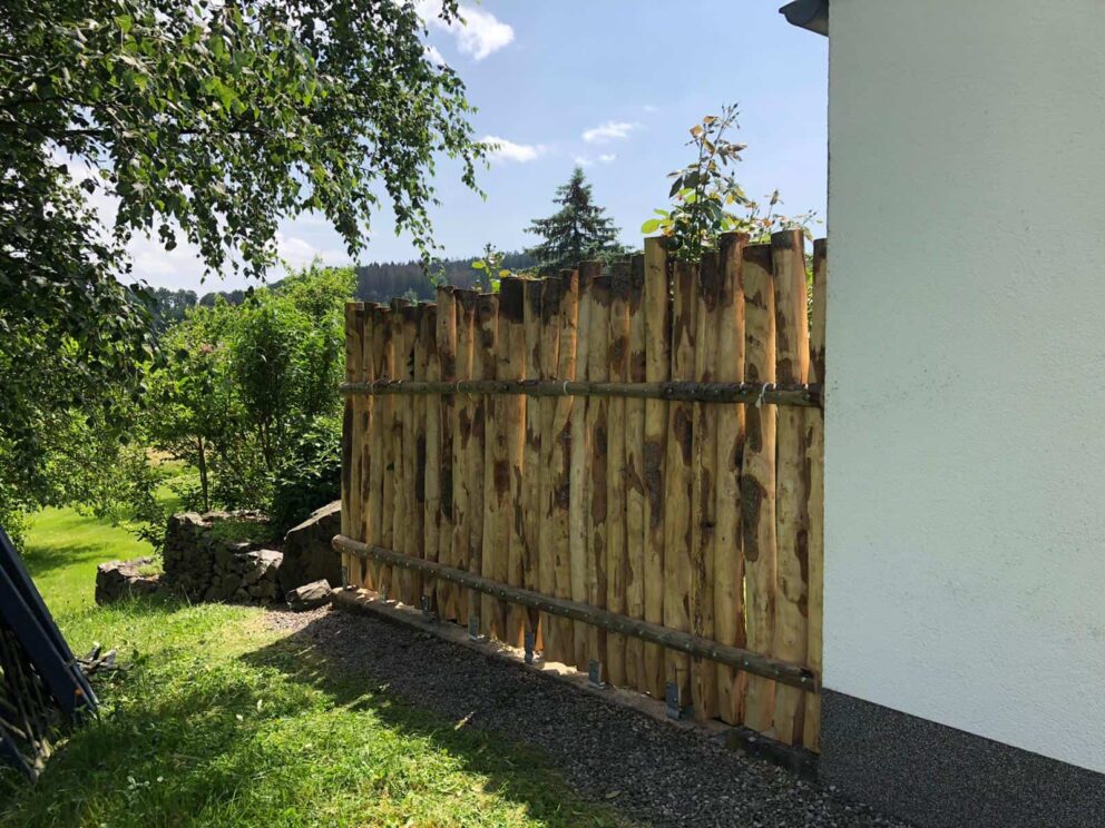 Holzpalisade Sichtschutz Rundholz Kastanie