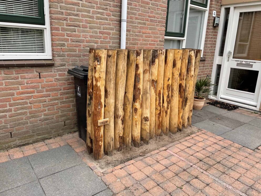 Holzpalisade, um Mülltonnen zu verdecken: Kastanienpfahl 200 cm lang, 13-16 cm Durchmesser