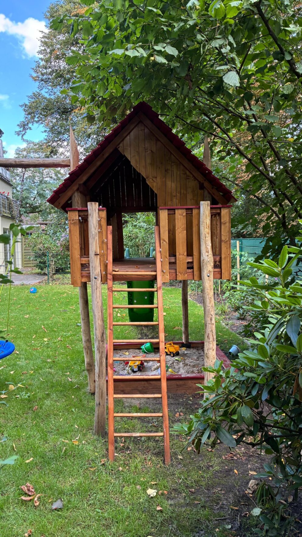 Kastanien Pfost 300 cm lang, Ø 10-12 cm - mit Spitze, Kastanien Pfost 350 cm lang, Ø 10-12 cm - ohne Spitze und Kastanien Pfost 250 cm lang, Ø 7-9 cm - mit Spitze, Spielgerät