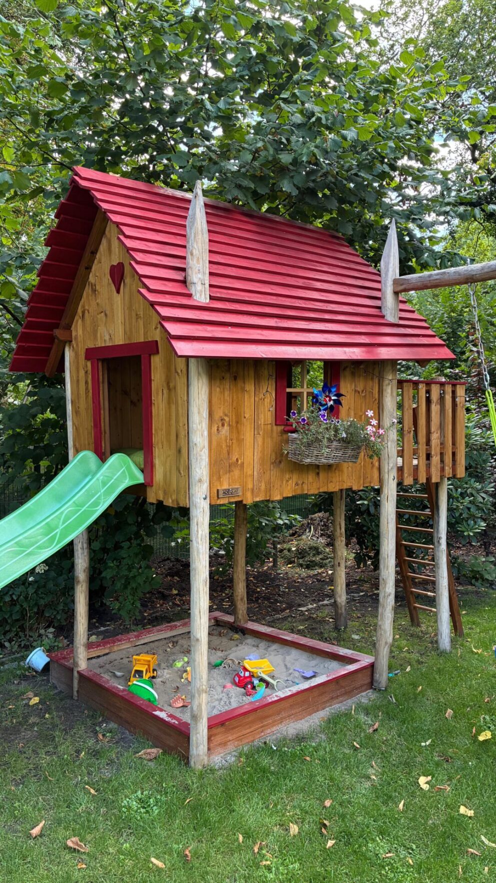 Kastanien Pfost 300 cm lang, Ø 10-12 cm - mit Spitze, Kastanien Pfost 350 cm lang, Ø 10-12 cm - ohne Spitze und Kastanien Pfost 250 cm lang, Ø 7-9 cm - mit Spitze, Spielgerät
