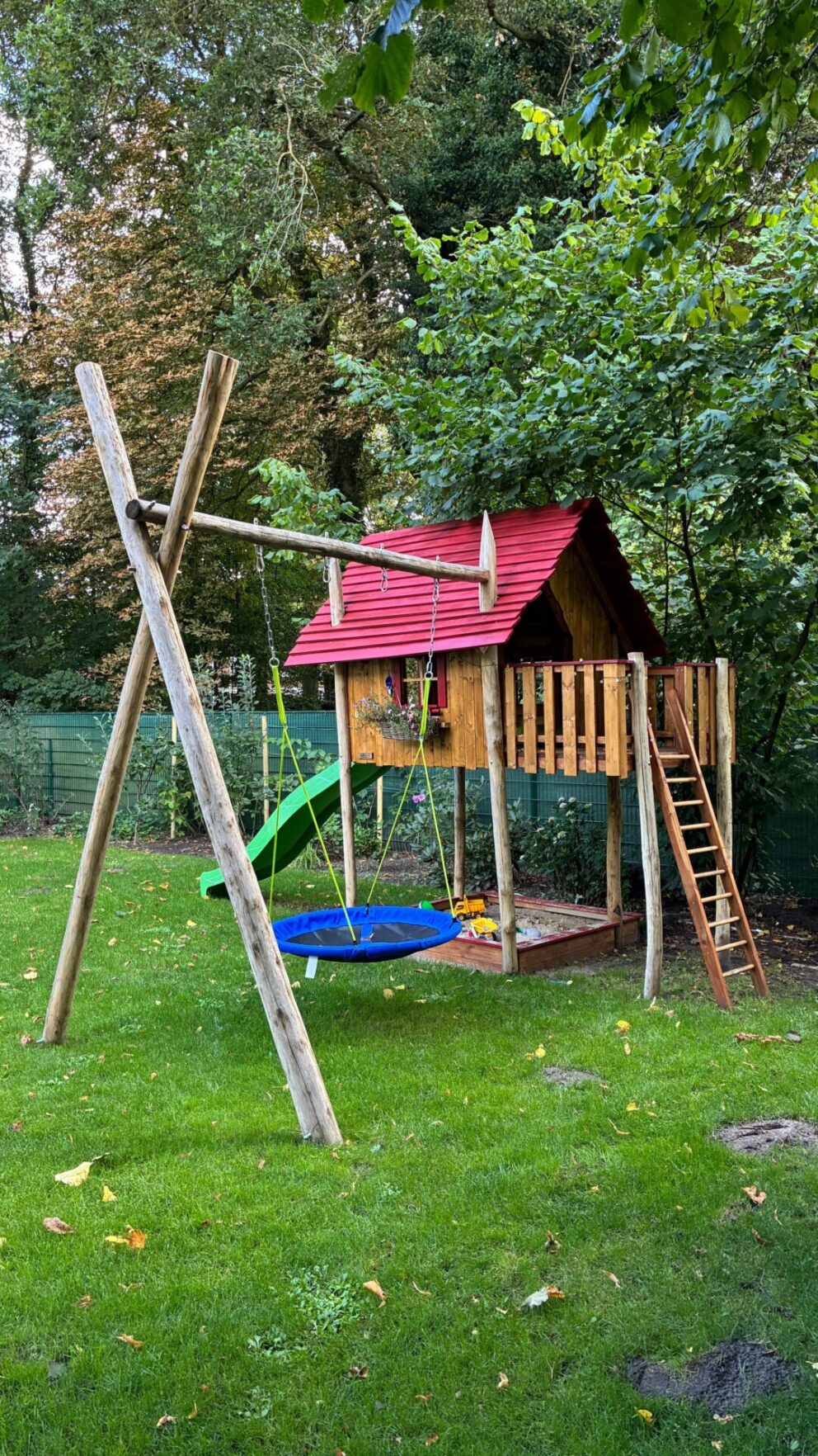 Kastanien Pfost 300 cm lang, Ø 10-12 cm - mit Spitze, Kastanien Pfost 350 cm lang, Ø 10-12 cm - ohne Spitze und Kastanien Pfost 250 cm lang, Ø 7-9 cm - mit Spitze, Spielgerät