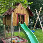 Kastanien Pfost 300 cm lang, Ø 10-12 cm - mit Spitze, Kastanien Pfost 350 cm lang, Ø 10-12 cm - ohne Spitze und Kastanien Pfost 250 cm lang, Ø 7-9 cm - mit Spitze, Spielgerät