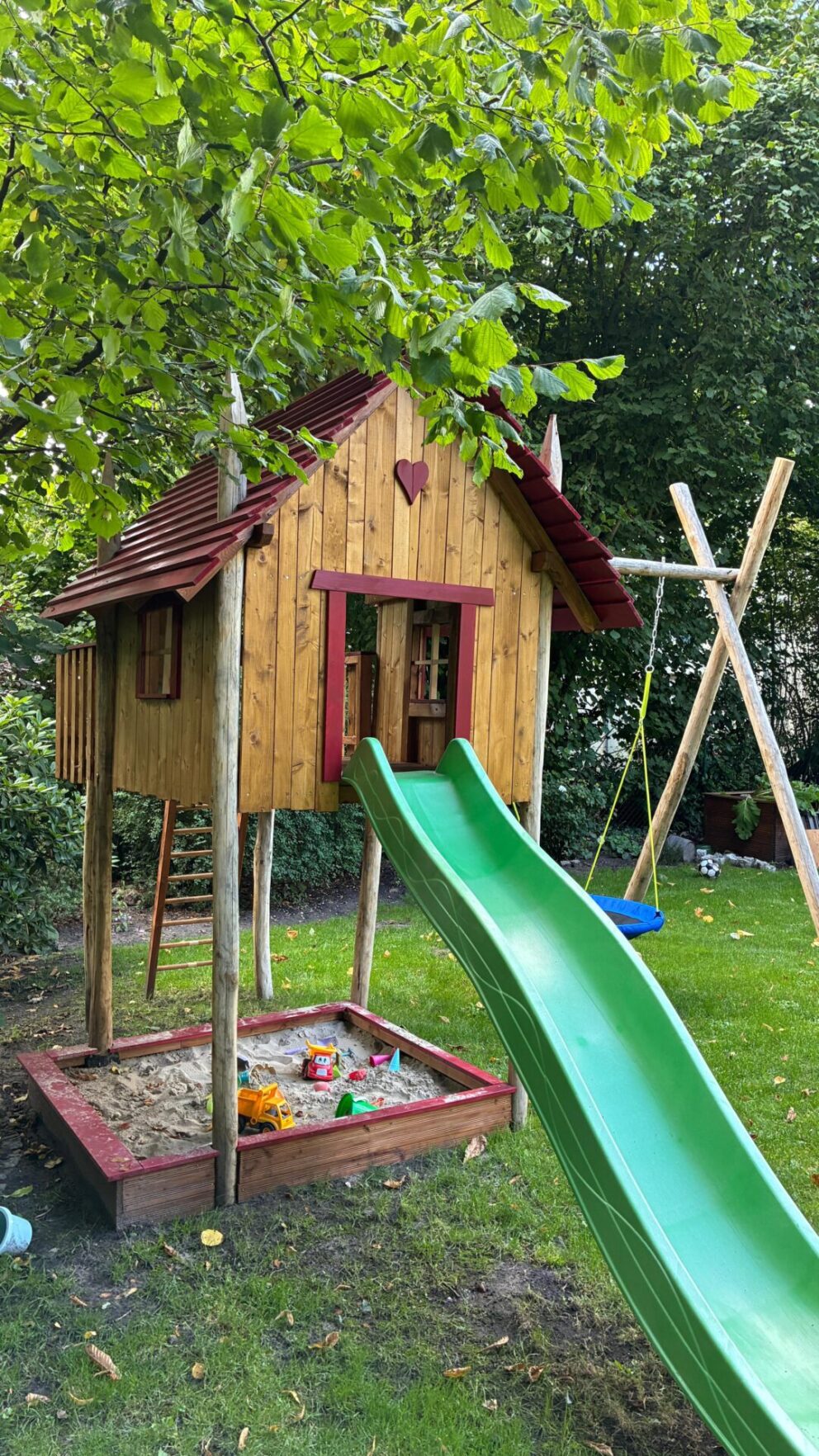 Kastanien Pfost 300 cm lang, Ø 10-12 cm - mit Spitze, Kastanien Pfost 350 cm lang, Ø 10-12 cm - ohne Spitze und Kastanien Pfost 250 cm lang, Ø 7-9 cm - mit Spitze, Spielgerät