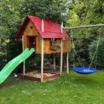 Kastanien Pfost 300 cm lang, Ø 10-12 cm - mit Spitze, Kastanien Pfost 350 cm lang, Ø 10-12 cm - ohne Spitze und Kastanien Pfost 250 cm lang, Ø 7-9 cm - mit Spitze, Spielgerät