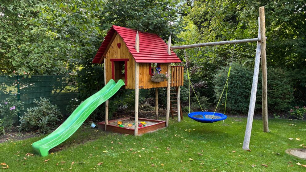 Kastanien Pfost 300 cm lang, Ø 10-12 cm - mit Spitze, Kastanien Pfost 350 cm lang, Ø 10-12 cm - ohne Spitze und Kastanien Pfost 250 cm lang, Ø 7-9 cm - mit Spitze, Spielgerät