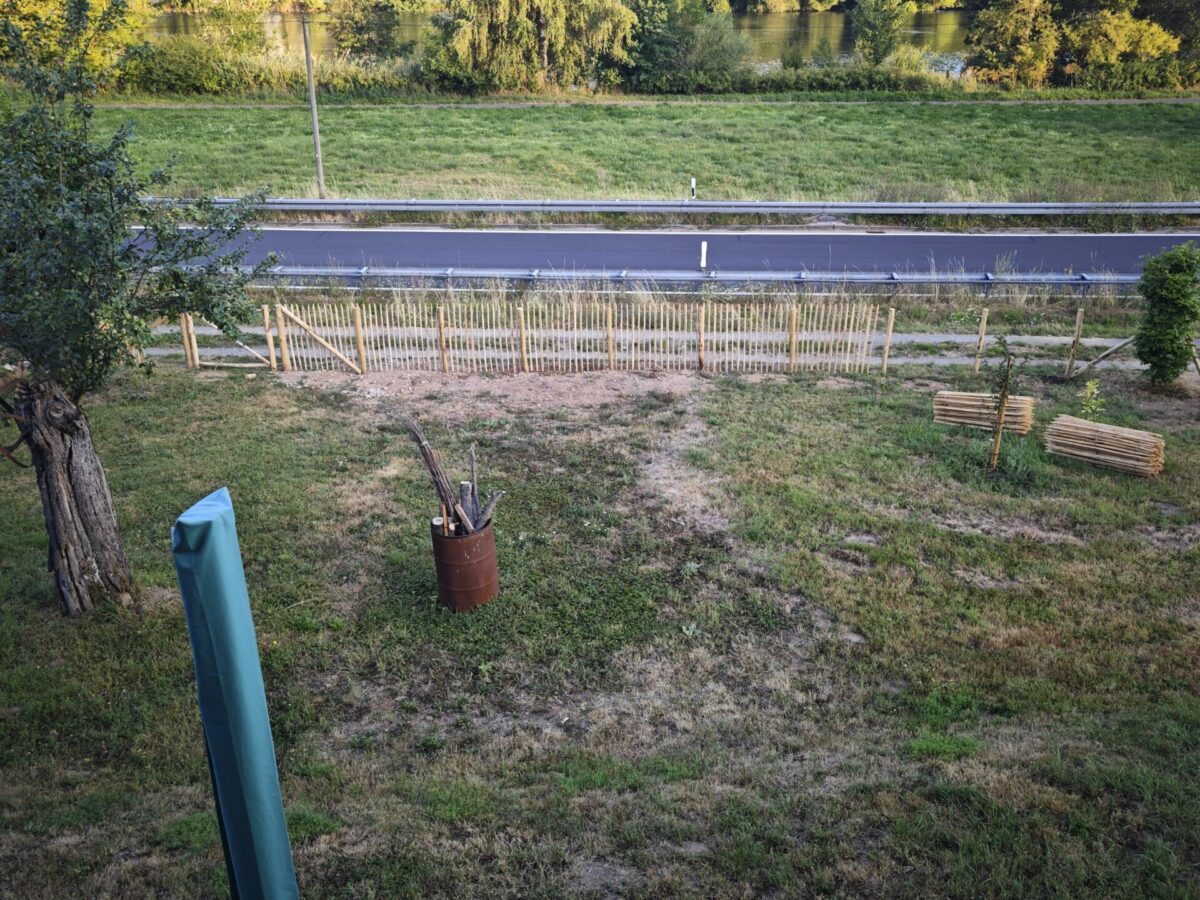 Fr. Staketenzaun Kastanien 120 cm hoch, Abstand 6 cm, 10m Rolle, Kastanien Pfost 200 cm lang, Ø 7-9 cm - mit Spitze, Kastanien Pfost 200 cm lang, Ø 10-12 cm - mit Spitze und Staketenzauntor nur Rahmen Kastanie, einzeln 150Bx120H (cm), Prozessfoto