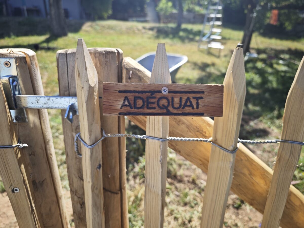 Staketenzauntor nur Rahmen Kastanie, einzeln 150Bx120H (cm) und Adéquat logoschild