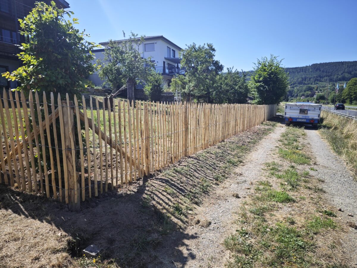Fr. Staketenzaun Kastanien 120 cm hoch, Abstand 6 cm, 10m Rolle, Kastanien Pfost 200 cm lang, Ø 7-9 cm - mit Spitze, Kastanien Pfost 200 cm lang, Ø 10-12 cm - mit Spitze