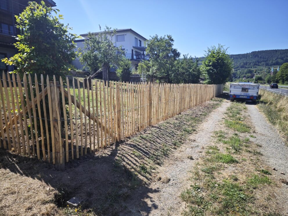 Fr. Staketenzaun Kastanien 120 cm hoch, Abstand 6 cm, 10m Rolle, Kastanien Pfost 200 cm lang, Ø 7-9 cm - mit Spitze, Kastanien Pfost 200 cm lang, Ø 10-12 cm - mit Spitze