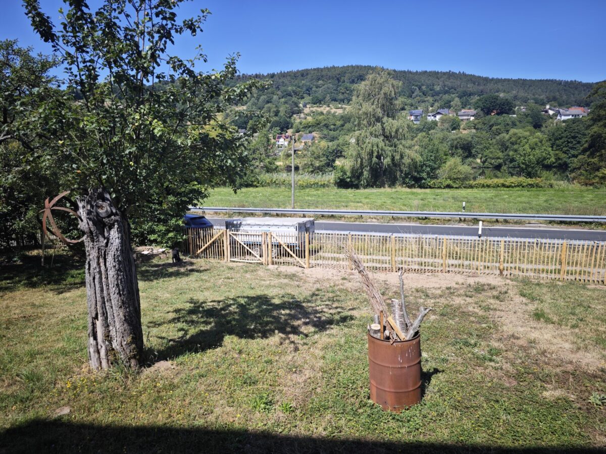 Fr. Staketenzaun Kastanien 120 cm hoch, Abstand 6 cm, 10m Rolle, Kastanien Pfost 200 cm lang, Ø 7-9 cm - mit Spitze, Kastanien Pfost 200 cm lang, Ø 10-12 cm - mit Spitze und Staketenzauntor nur Rahmen Kastanie, einzeln 150Bx120H (cm)